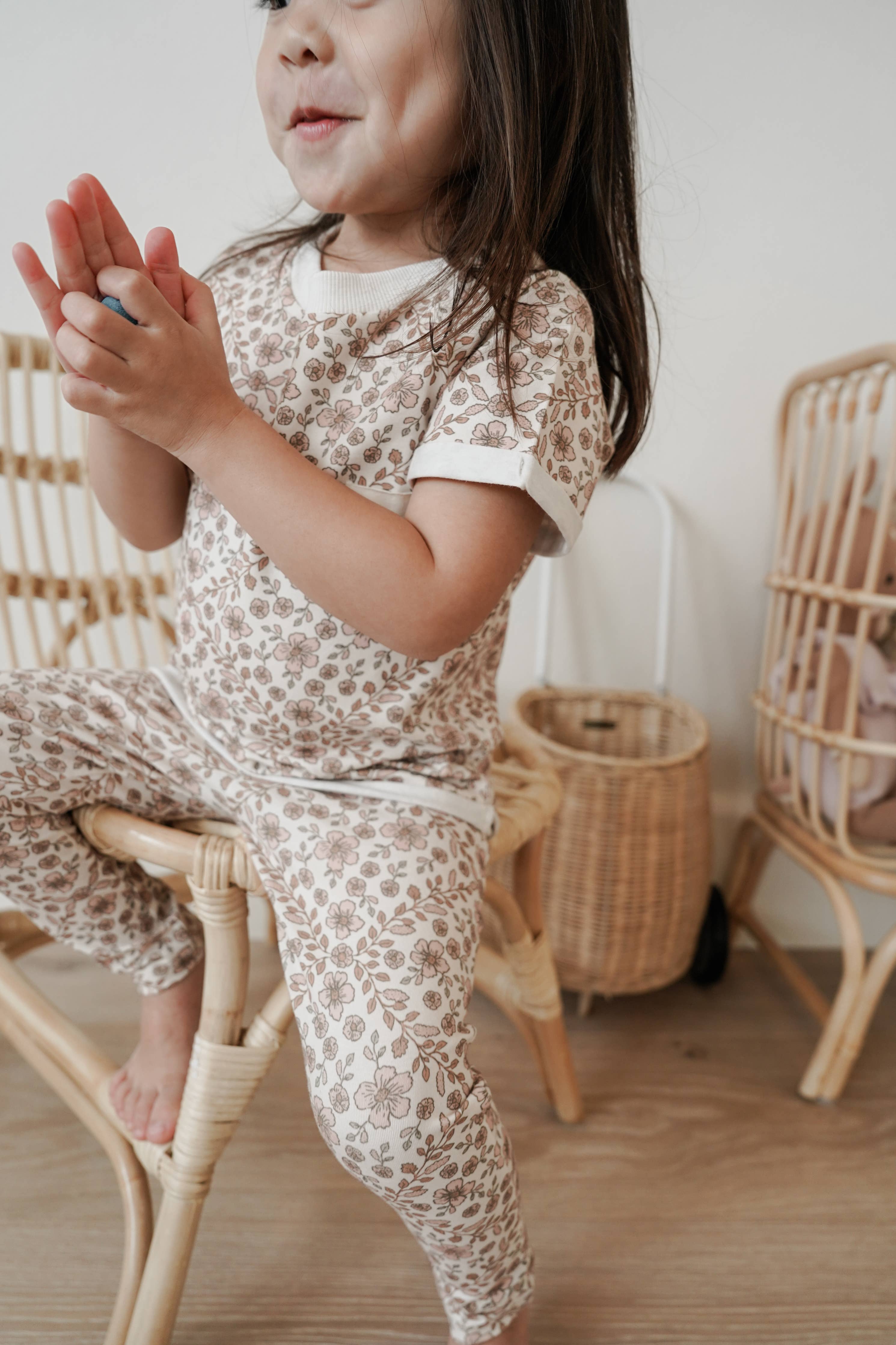 Leggings and T-Shirt in Floral Garland